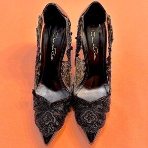 Oscar de la Renta Black Lace Alyssa Embroidered Patent Pumps. Size 38.